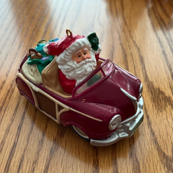 Bundle of 10 vintage Hallmark Keepsake Santa ornaments. - Picture 6 of 11